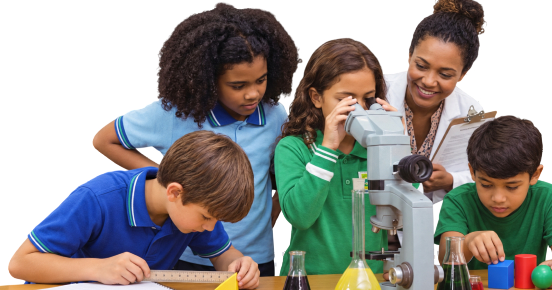 Professora e crianças explorando um microscópio em uma atividade de ciências